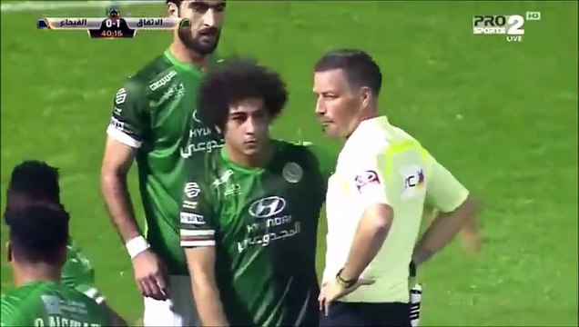 Une bouteille d'eau dans le visage de l'arbitre