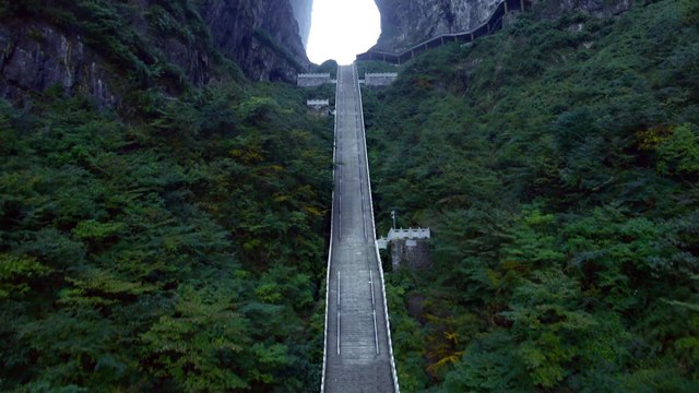 World First as a Range Rover Sport PHEV Climbs to China’s Heaven’s Gate Teaser