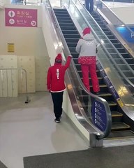 下载视频: PyeongChang 2018 :Fabian Bösch a sa propre méthode de prendre les escalators !