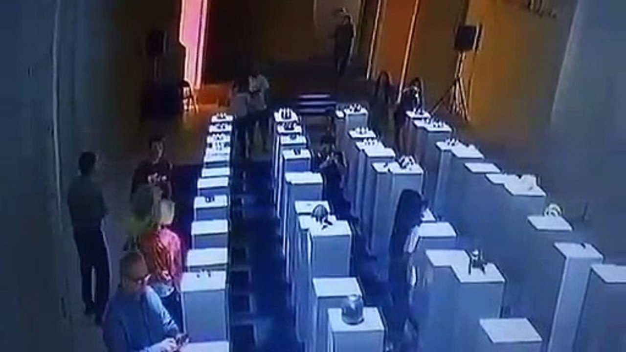 Rompe varias obras de arte por culpa de un selfie