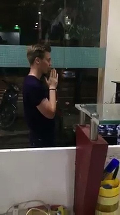 Anh Tây khấn ông công ông Táo "gây sốt" cộng đồng mạng