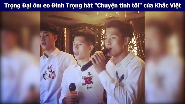 Trọng Đại ôm eo Đình Trọng hát Chuyện tình tôi của Khắc Việt