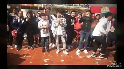 Nữ sinh cấp 3 đứng giữa sân trường nói lời yêu với bạn nam vô cùng lãng mạn