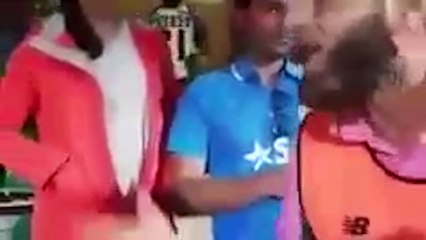 ரசிகருடன் சண்டைப்போட்ட இம்ரான் தாஹிர்-வீடியோ