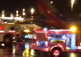 Télécharger la video: Passengers Evacuated From Southwest Airlines Plane After Fire Breaks Out on Board