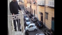 Le pire conducteur italien bloque une rue et le gens deviennent fous