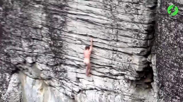 Ce dingue escalade une falaise à mains nues et pas que...