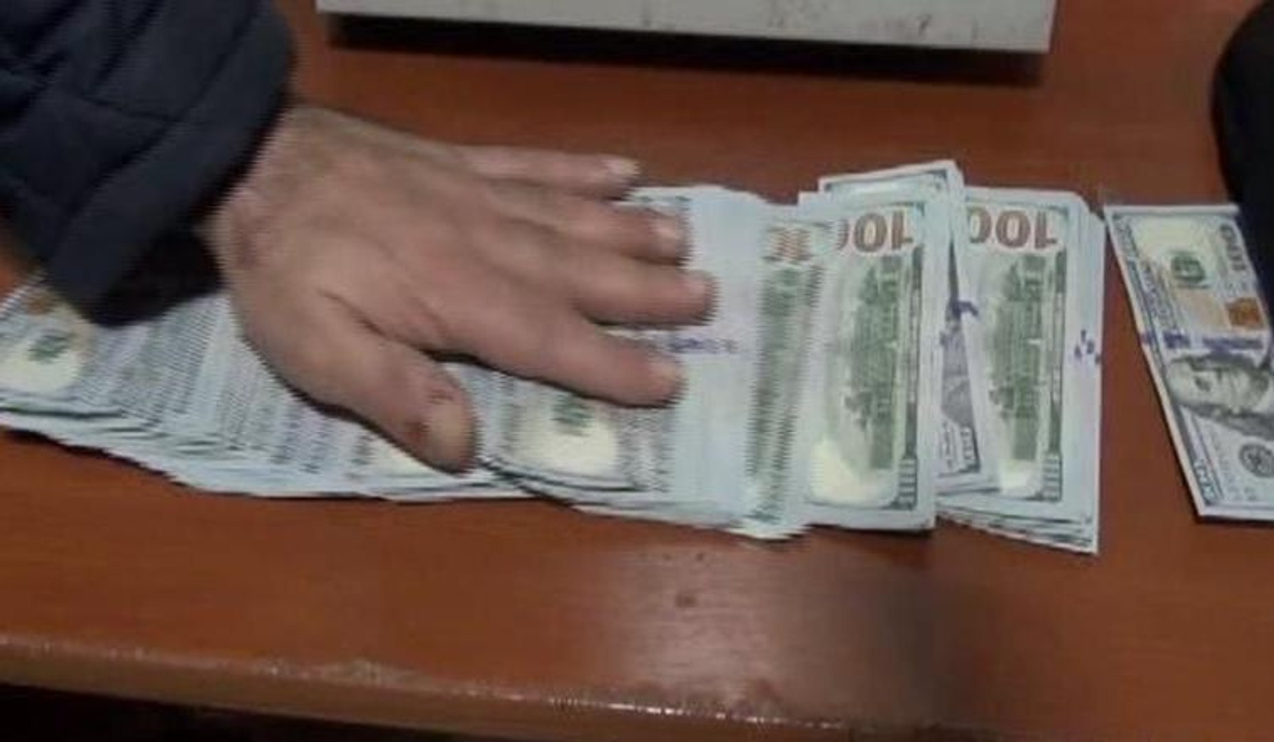 Para dolu çanta buldu, sahibine teslim etti - Dailymotion Video