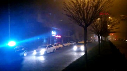 Askeri konvoya sevinç gösterisi