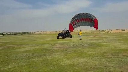 Il tente de faire voler son buggy a l'aide d'un parachute.