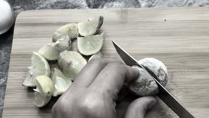 لو عندك الليمون عفن وباظ اياكي ترمية تعالي  اقولك تعملي بيه ايه!