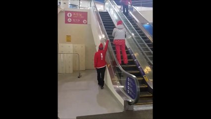 Le skieur Fabian Bösch prend l'escalator d'une drôle de façon