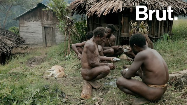 Le peuple Una, parmi les derniers tailleurs de pierre au monde