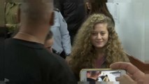 شاهد لحظة رؤية والد عهد التميمي لإبنته في المحكمة الإسرائيلية