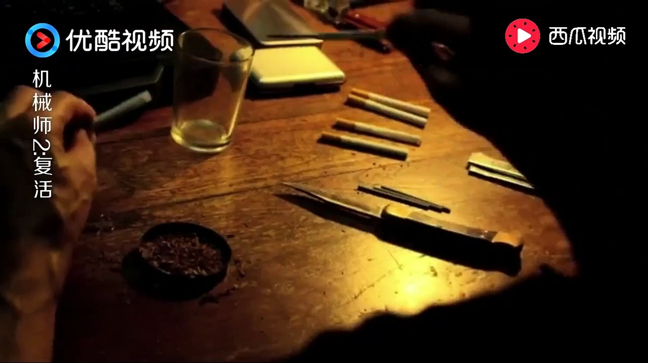 《机械师 The Mechanic》斯坦森因为这个小举动，被泰国警察抓捕入狱