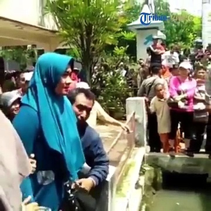 Sopir_Taksi_Online_Dihabisi_2_Pelajar__Keluarga_Korban_Histeris_Lempari_Pelaku_saat_Reka_Ulang
