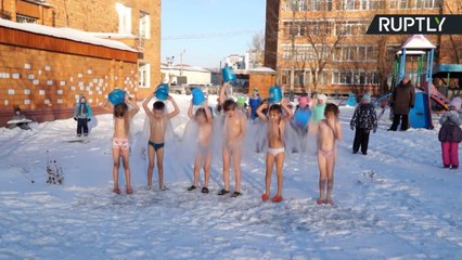 Crianças russa no banho de mangueira a – 16 graus!