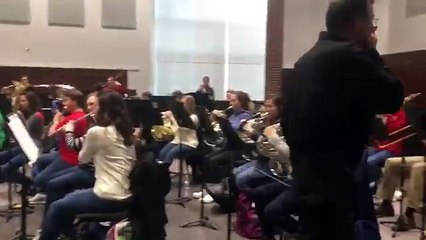 Un orchestre fait une blague à son chef d'orchestre
