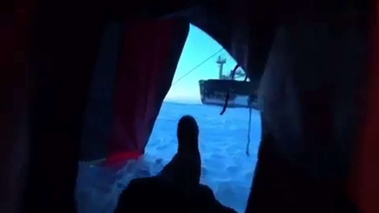 Réveil d'un campeur par un navire brise-glace Russe à quelques mètres sur la banquise !