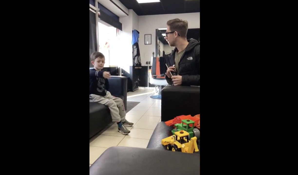 Ce coiffeur s'occupe d'un enfant Autiste en "coiffant" ses jouets !