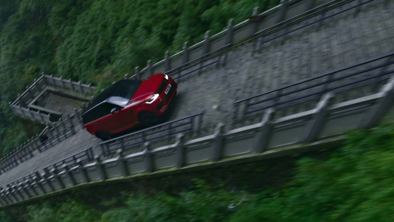 Escalade de 999 marches à 45° par une voiture 4x4 Range Rover en Chine !