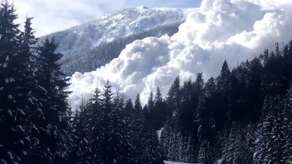 Déclenchement d'une énorme Avalanche au Canada !