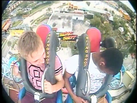 Perte de connaissance et hurlements sur une attraction slingshot projeté dans les airs !