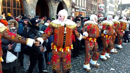 Les gilles  de Binche mettent l'ambiance sur la Grand-Place