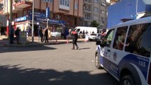 Elindeki silahla aracında fenalaşan şahıs polisi alarma geçirdi