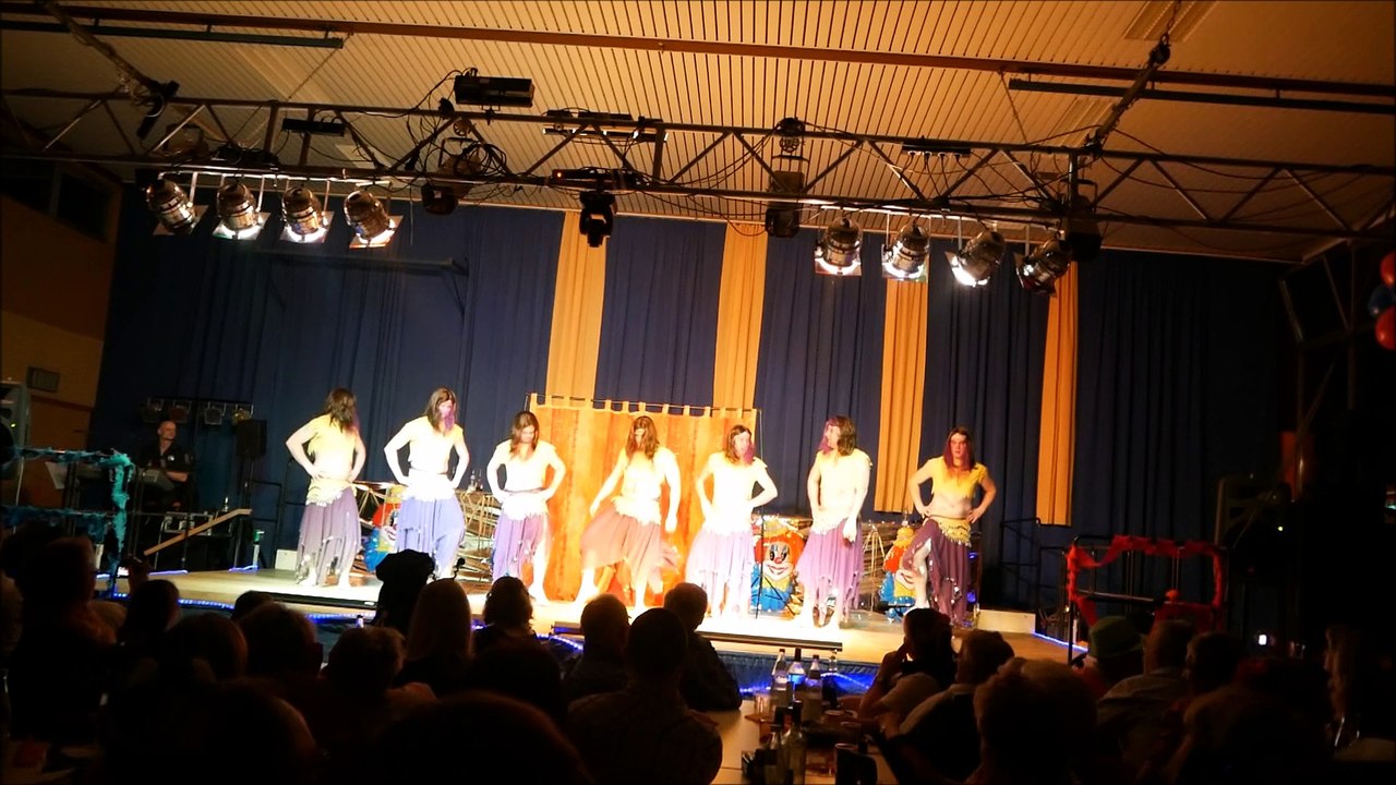 Männerballett: orientalischer "bauch"-tanz