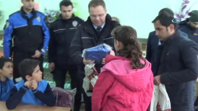 Şemdinli Polisinden 262 Öğrenciye Giyim ve Kırtasiye Desteği