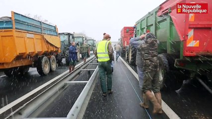 VIDEO. Les agriculteurs des Deux-Sèvres bloquent les autoroutes