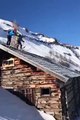 Un skieur se foire en s’élançant du toit d’une maison