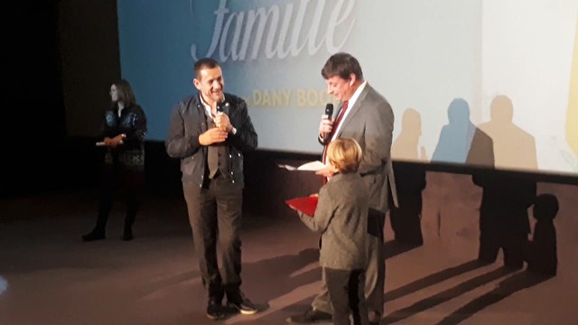 Paul-Olivier Delannois décerne le titre de Citoyen d’Honneur de la Ville de Tournai à Dany Boon