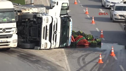 Kocaeli Sebze Yüklü Tır Devrildi