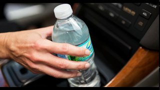 Wenn du eingeklemmte Flaschen bei Autos siehst, solltest du fliehen! Der Plastikflaschen-Trick!