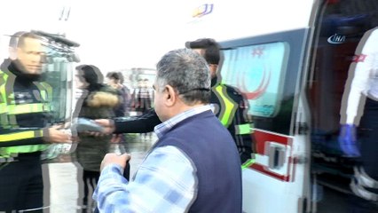 Virajı alamayan tır devrildi...Yüzlerce kasa sebze yola savruldu