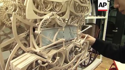 Une horloge mécanique écrit l'heure toutes les minutes