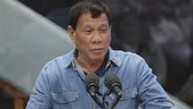 Duterte recibe en Manila a los empleados domésticos filipinos repatriados desde Kuwait