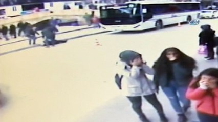 Yaşlı adama otobüsün çarptığı anlar kamerada