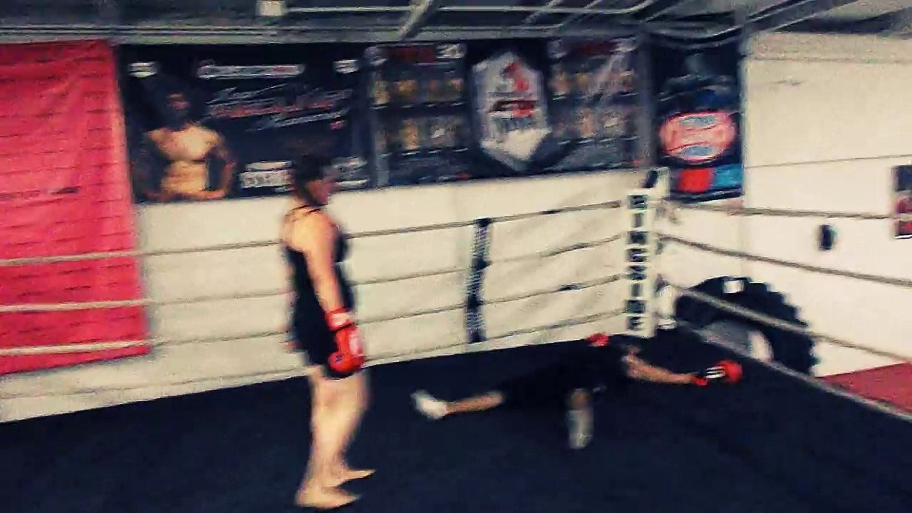 GIRL KNOCKS OUT MALE SPARING PARTNER!