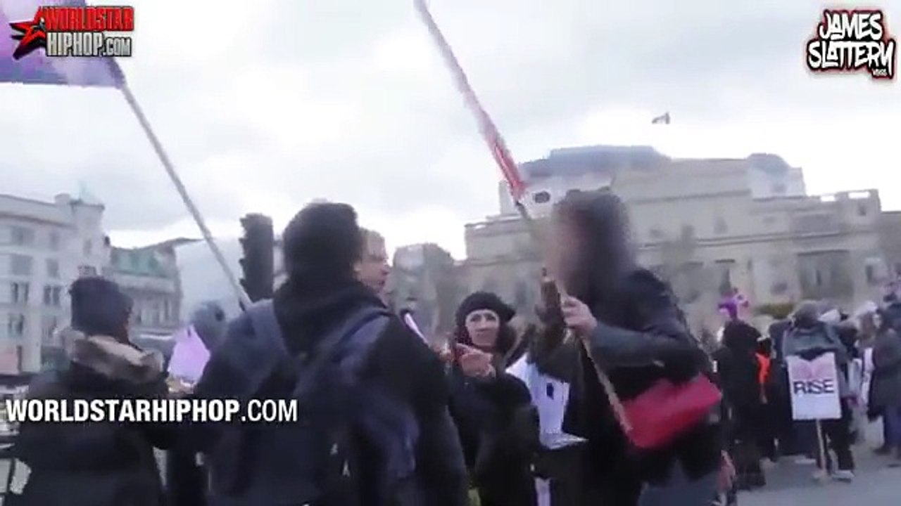 Une femme se fait calmer par un homme dans une manifestation féministe