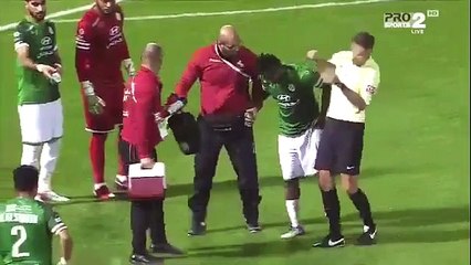 Il lance une bouteille au visage d'un arbitre avant d'aller lui faire un câlin