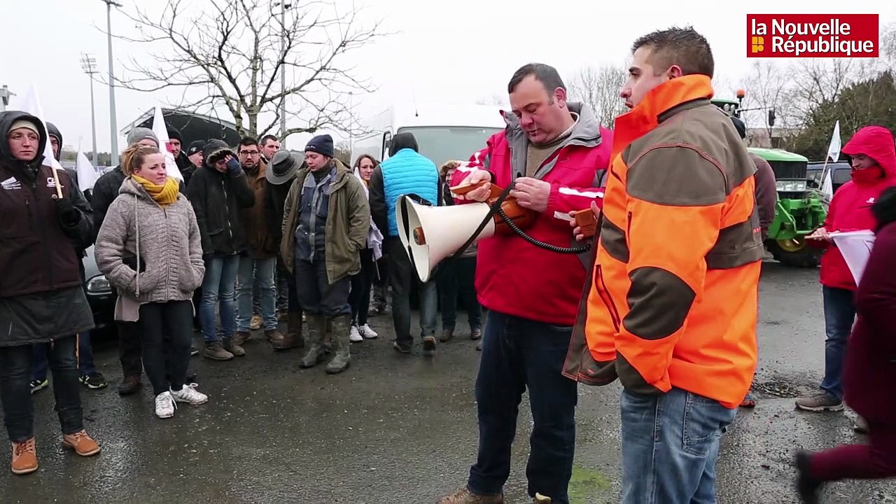VIDEO. Opération escargot des agriculteurs de l'Indre sur l'A20