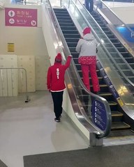 Il a une façon très particulière de prendre un escalator