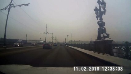 Sans le trottoir, ce piéton n'aurait pas survécu!