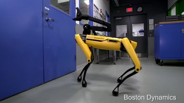 Le robot Boston Dynamics ouvre une porte à l'un de ses congénères et c'est très flippant.
