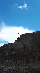 Un rocher percute une voiture