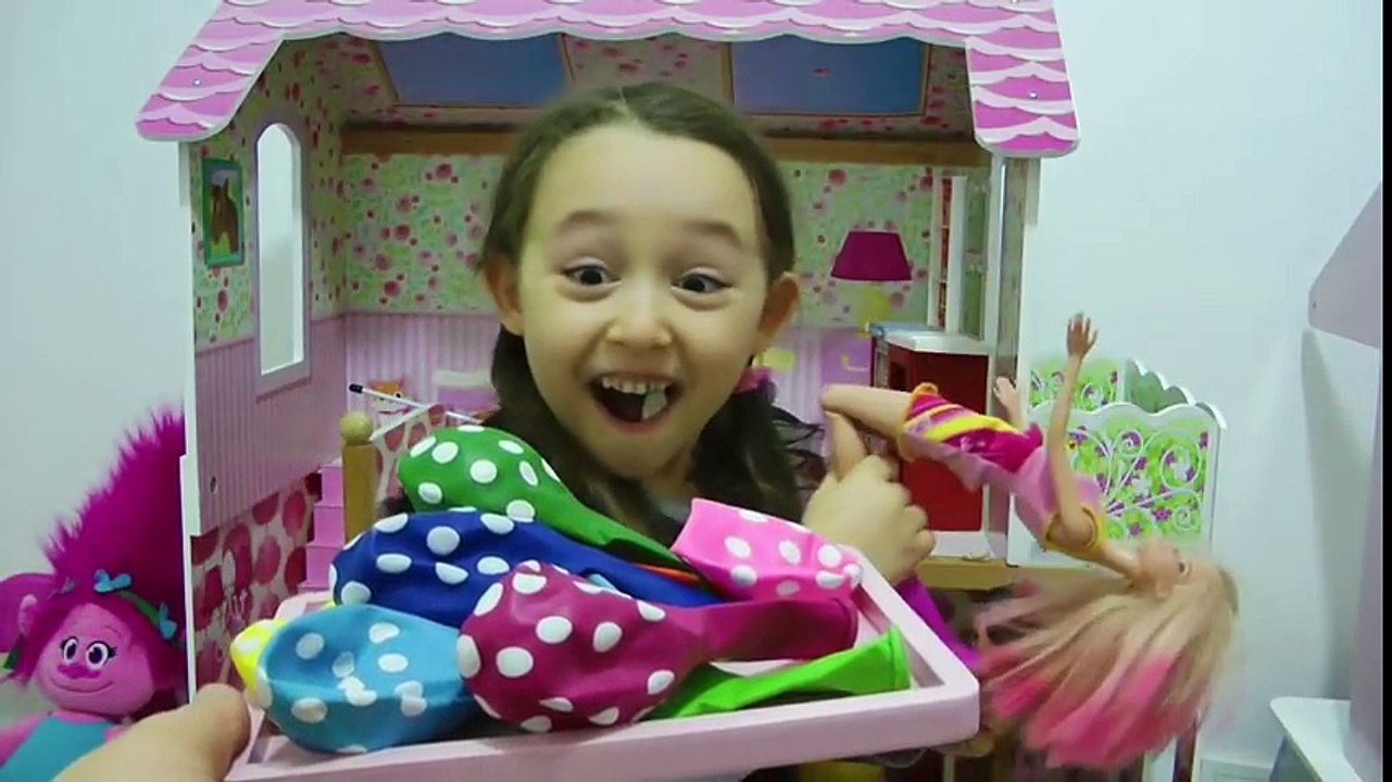 ÖYKÜ İNGİLİZCE KONUŞUYOR renkleri öğreniyorum Learn colors balloons finger family song Education