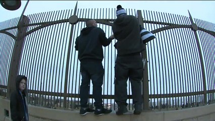 Скачать видео: Men Hang Flags Throughout Denver in Honor of Slain Deputies